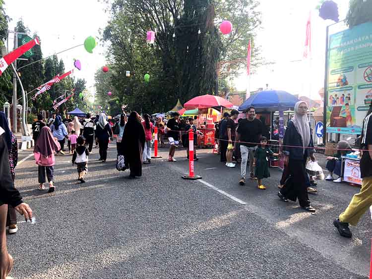 RAMAI: Sejumlah warga mengunjungi CFD di Jalan Suroyo, Kota Probolinggo, Minggu (10/8).