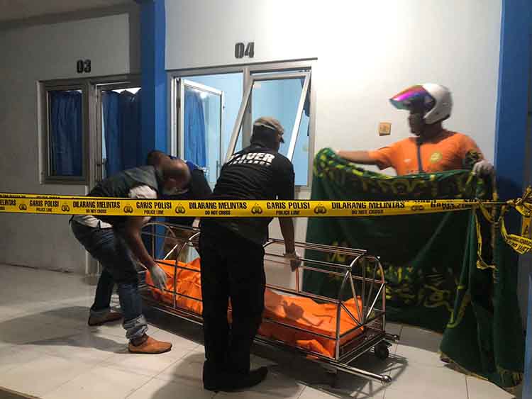 DIEVAKUASI: Jenazah Hendro Abusama, dievakuasi ke kamar jenazah RSUD dr. Mohamad Saleh, Sabtu (9/8) malam.