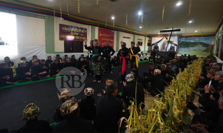 MERIAH: Sejumlah warga adat Suku Tengger saat merayakan Hari Raya Karo di Balai Desa Jetak, Kecamatan Sukapura, Kabupaten Probolinggo, Sabtu (9/8) siang.