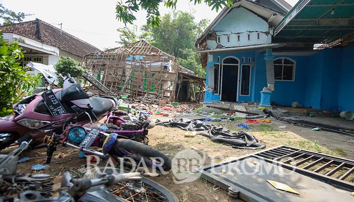 SASARAN AMUK WARGA: Rumah pelaku dan kakak pelaku pembunuhan di Wonorejo Pasuruan yang dirusak warga, (10/8).