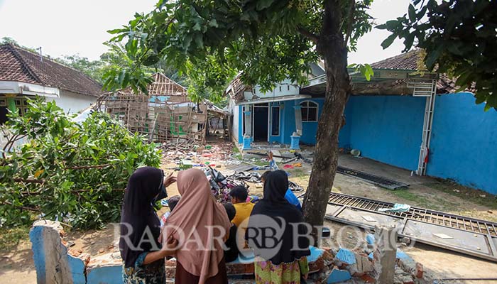 RUSAK: Rumah pelaku pembunuhan bocah dan kakak pelaku yang jadi sasaran amuk warga dengan dirusak.