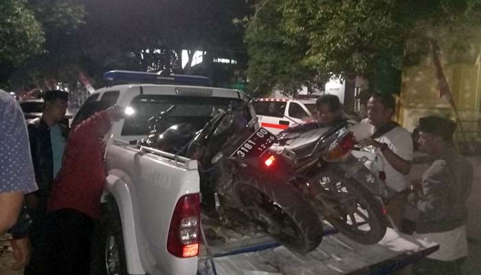BARANG BUKTI: Dua motor yang terlibat tabrakan saat diamankan polisi.