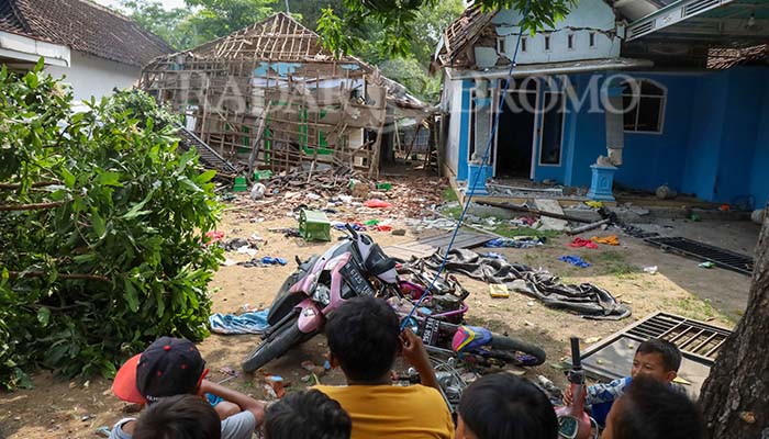 SASARAN AMUK: Kondisi rumah pelaku dan kakak pelaku yang alami kerusakan parah dan sedang usai jadi sasaran amuk warga.
