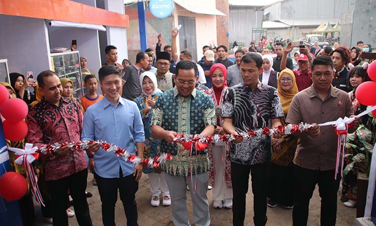 RESMI: Wali Kota Probolinggo dr. Aminuddin bersama Forkopimda memotong pita sebagai tanda diresmikannya Sentra Kawasan Kulinter GOR A. Yani.