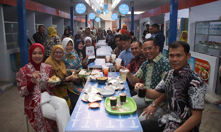 WISATA: Wali Kota Probolinggo dr. Aminuddin bersama Forkopimda dan Ketua TP PKK dr. Evariani mencicipi berbagai kuliner di Kawasan GOR A.Yani, Minggu (10/08).