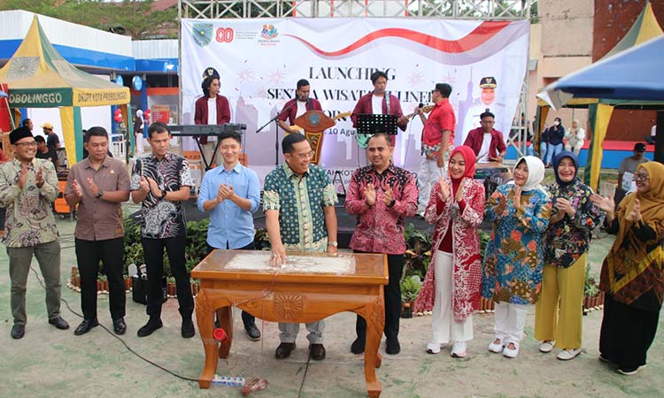 KOMPAK: Wali Kota Probolinggo dr. Aminuddin didampingi Forkopimda memencet tombol sirine tanda di-launching-nya Sentra Kuliner Kawasan GOR A.YANI.