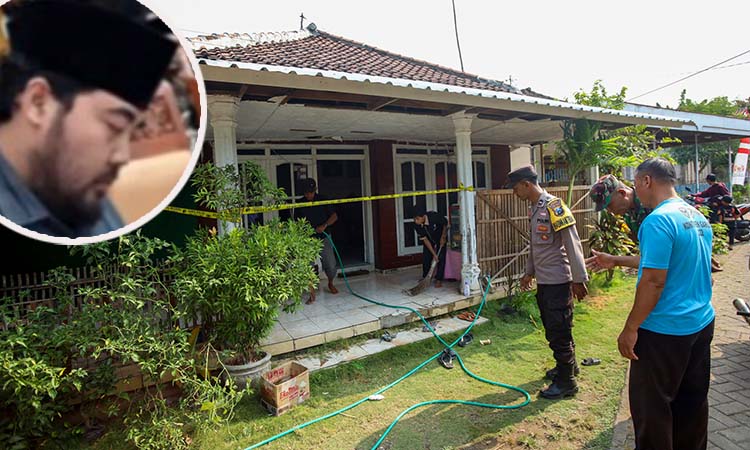 Polisi saat melakukan olah TKP di lokasi rumah korban saat dipukul pelaku dengan gancu oleh pelaku. Inset anggota DPRD Eko Suryono.