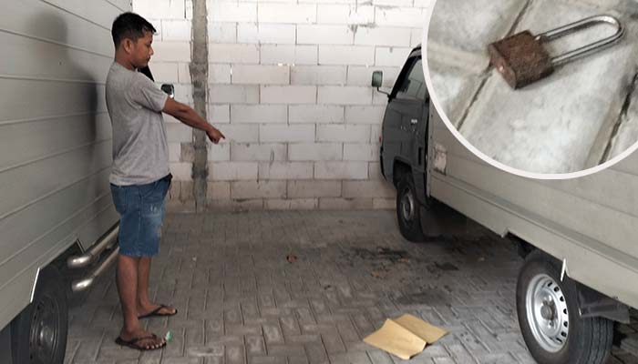 TKP: Sutrisno menunjukkan lokasi 2 motor diparkir yang amblas dicuri. Inset gembok pagar yang dirusak pelaku.