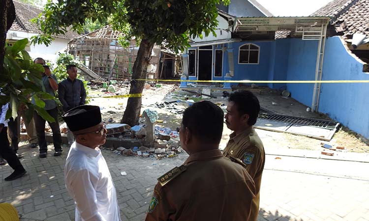 Saat takziah ke rumah bocah 7 tahun korban pembunuhan di Wonorejo, Wabup Gus Shobih juga meninjau rumah pelaku yang dirusak warga.
