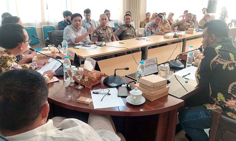 RDP: Suasana RDP di kantor DPRD Kota Probolinggo membahas soal polemik perizinan Mie Gacoan.