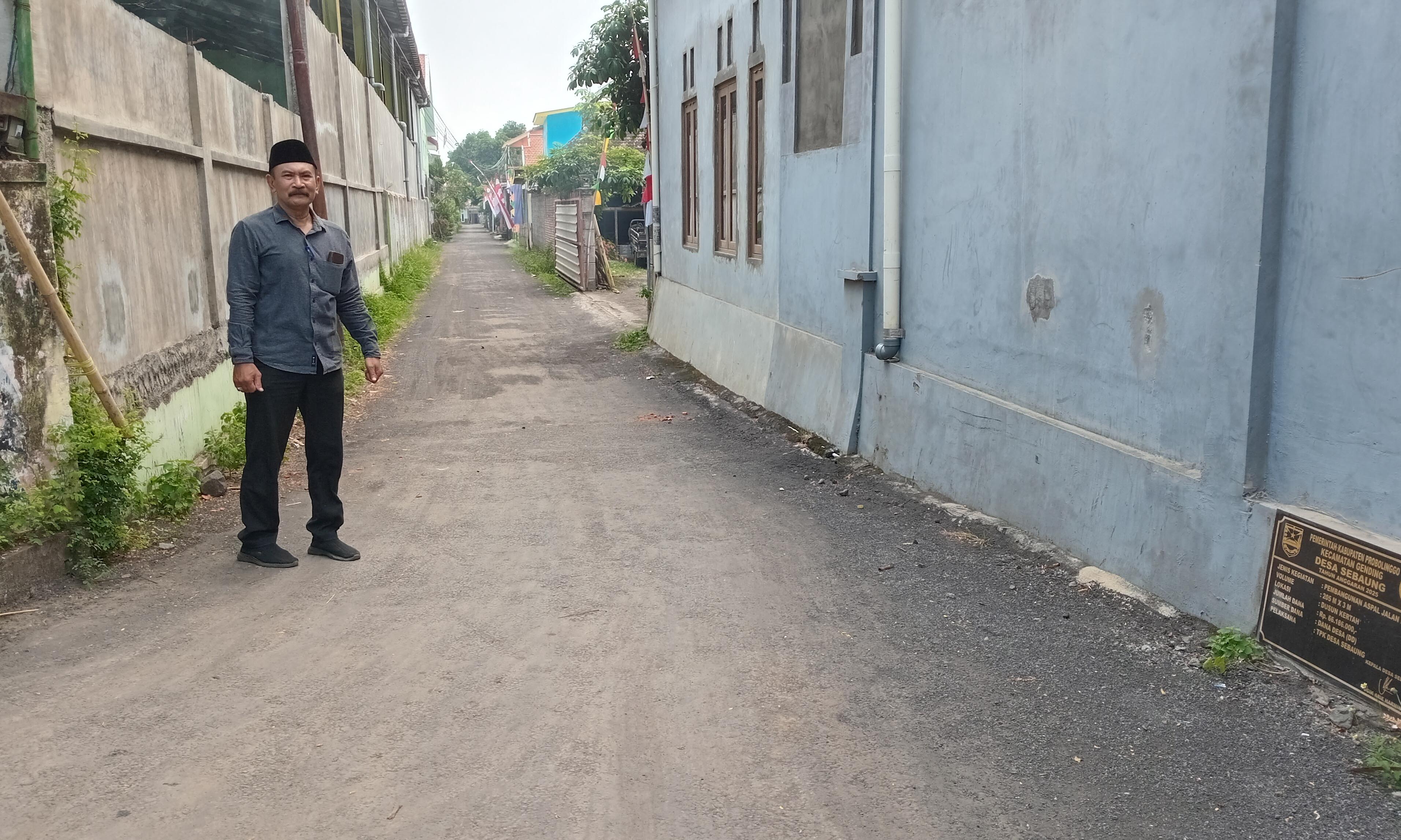 MULUS: Kepala Desa Sebaung Ugik Arie Harminto menunjukkan hasil pengaspalan jalan di Dusun Kertah.
