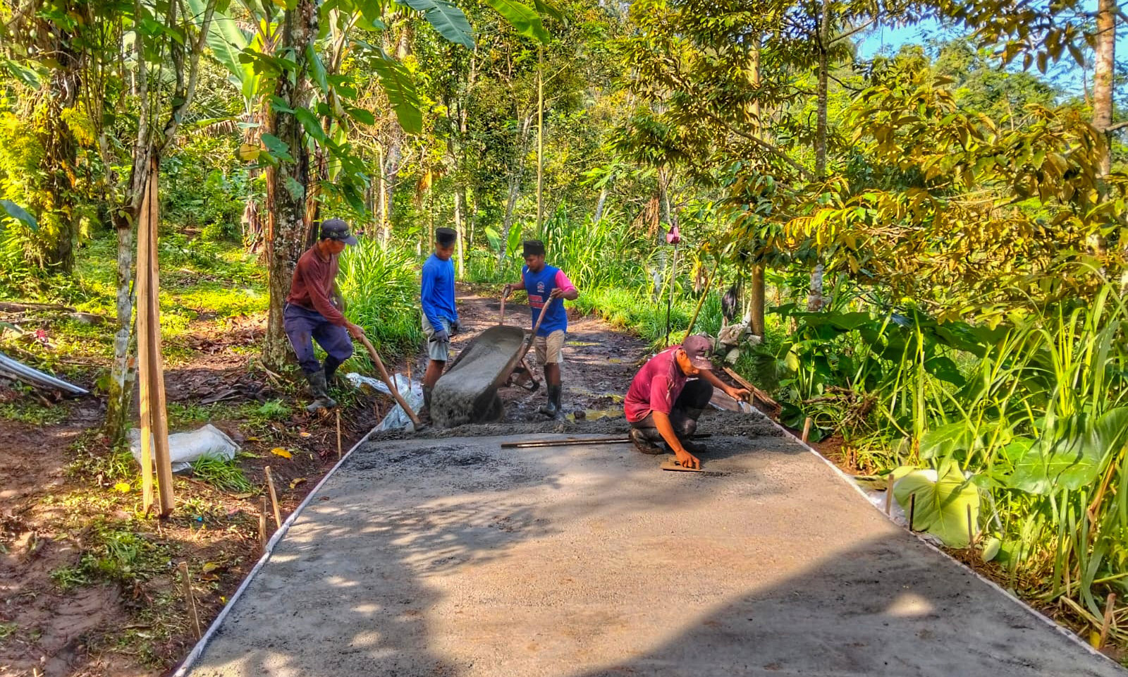 DIBANGUN: Sejumlah pekerja merabat beton ruas jalan RT 6/RW 3, Dusun Mandati.