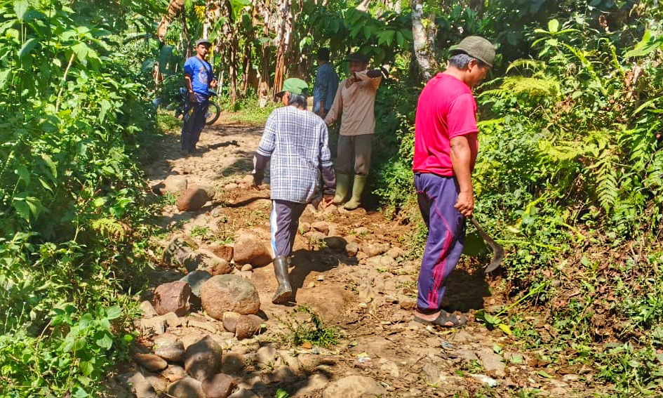 DIRAPIKAN: Program Padat Karya Tunai (PKT) warga membersihkan dan menata jalan makadam RT 6/RW 3, Dusun Mandati, agar lebih nyaman untuk dilintasi.
