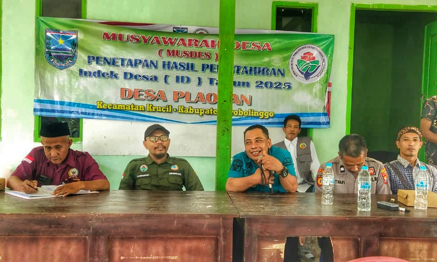 SINERGI: Kepala Desa Plaosan Tosan (tengah) dalam melaksanakan Musyawarah Desa di Balai Desa Plaosan, beberapa waktu lalu.