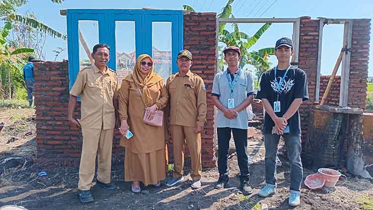 CEK LANGSUNG: Kepala Desa Gending Marito (tengah) bersama perangkat desa dan peserta KKN dari Universitas Wahidiyah Kediri mengecek langsung proses pembangunan RTLH di Dusun Krajan 2 RT 8/RW 3.