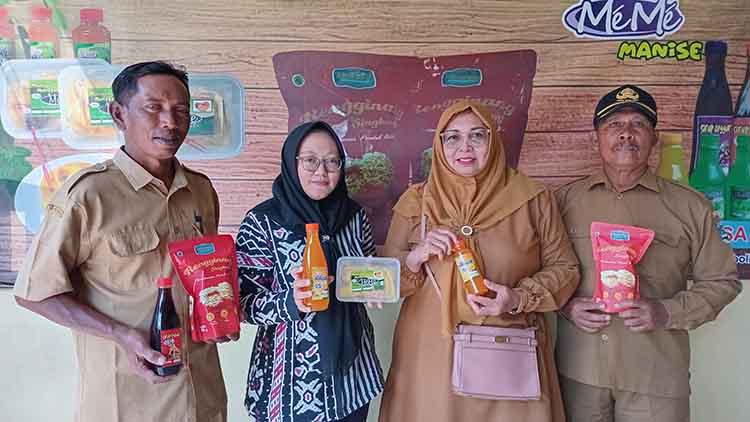 GO NASIONAL: Sekretaris Desa Gending Emy Sulihati yang juga pemilik UMKM Argend Meme menunjukan produknya bersama Kepala Desa Gending Marito.
