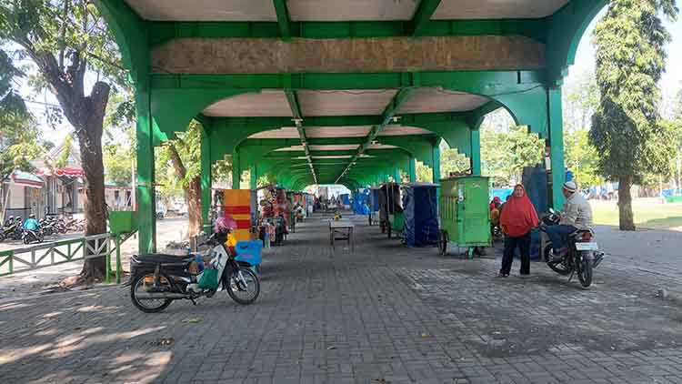 AKAN DIPERBAIKI: Pujasera Alun-Alun Kota Probolinggo yang rencananya juga akan direvitalisasi.