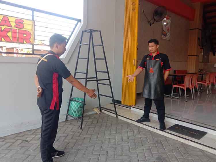 HILANG: Supervisor rumah makan di Jalan Mastrip saat menunjukkan posisi sepeda motor milik karyawannya yang terparkir sebelum&nbsp; akhirnya digondol maling.