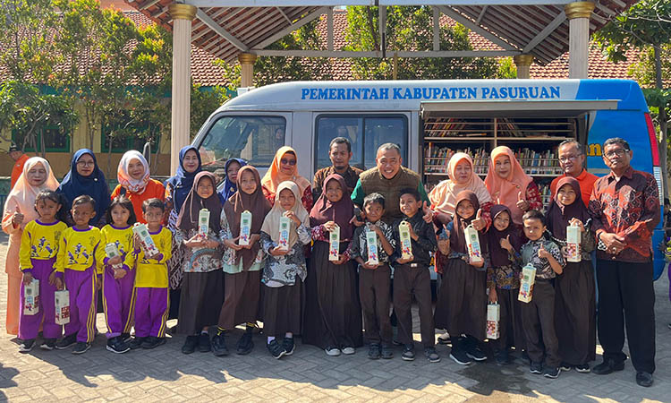 LITERASI: Kegiatan perpustakaan keliling yang dilakukan Dinas Perpustakaan dan Kearsipan Kabupaten Pasuruan. Kegiatan ini ditujukan untuk mendorong literasi dan minat baca pelajar.