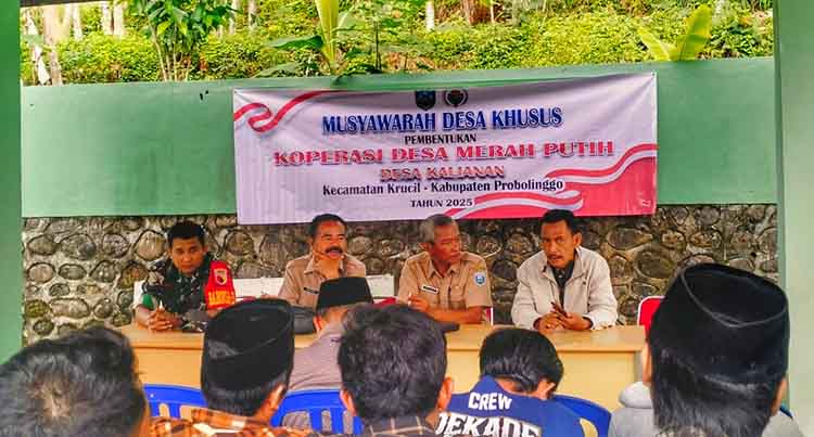 KOMPAK: Kepala Desa Kalianan Sahar (dua dari kiri) dalam Musdessus Pembentukan Koperasi Desa Merah Putih.