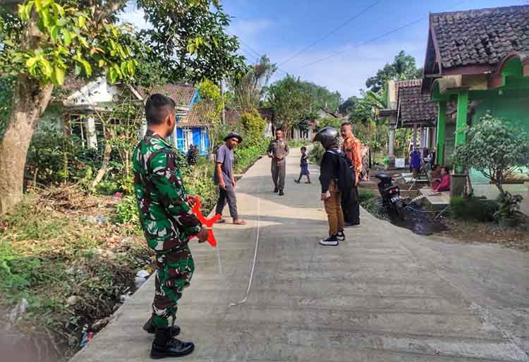 NYAMAN: Petugas melakukan monitoring dan evaluasi pembangunan rabat beton jalan di RT 1/RW 1, Dusun Cocok, Desa Kalianan.