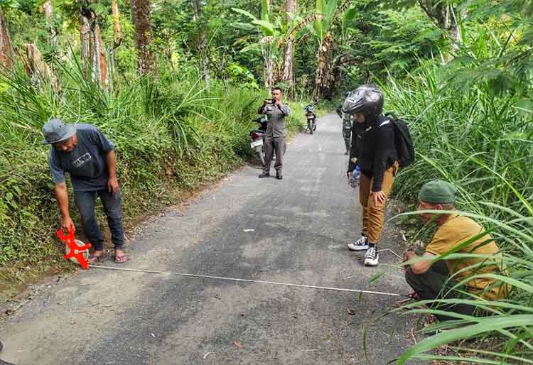 DIUKUR: Petugas melakukan monitoring dan evaluasi pengaspalan jalan di RT 4/RW 1, Dusun Cocok, Desa Kalianan.