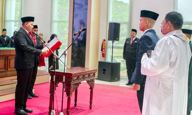 LANTIK: Bupati Pasuruan, HM Rusdi Sutejo saat melantik 129 pejabat fungsional di lingkungan Pemkab Pasuruan.