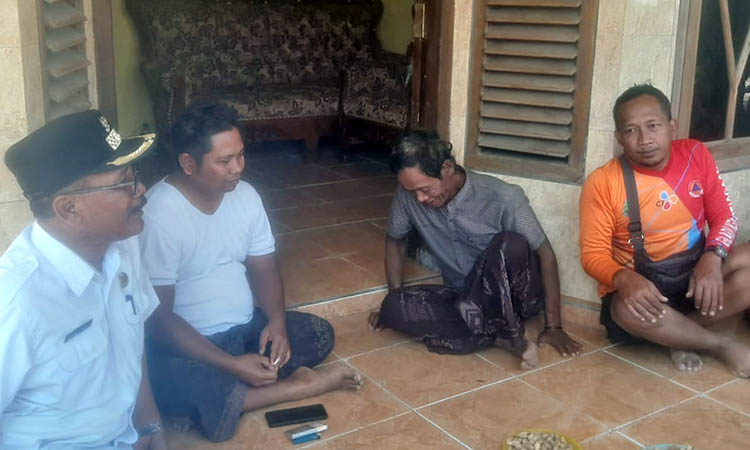 DITEMUKAN: Muhammad (dua dari kanan) saat berada di rumahnya. Ia sempat terbawa arus, usai mesin perahunya mati.