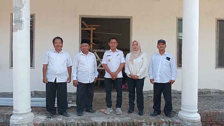 CEK PEMBANGUNAN: Kepala Desa Randupitu Samsul Huda bersama perangkat desa komitmen memberikan pelayanan terbaik untuk warganya.