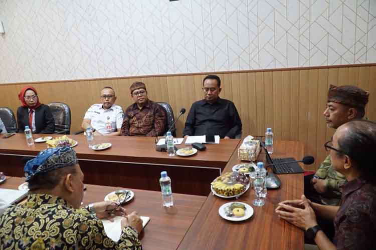 BAWA HARAPAN: Bupati Probolinggo Mohammad Haris menerima kunjungan Prof. Minoru Fuji dari Universitas Tokyo, Jepang, di ruang pertemuan Rengganis Kantor Bupati Probolinggo, Rabu (13/8).