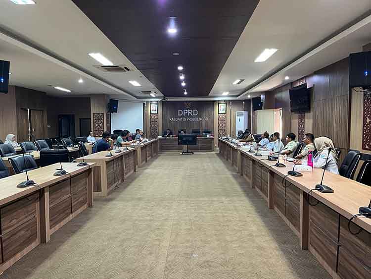 HEARING: Komisi II DPRD Kabupaten Probolinggo menggelar rapat dengar pendapat bersama ASTIN cabang Probolinggo, Rabu (13/8).