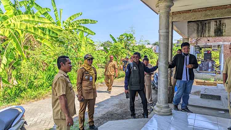 MONEV: Camat Gending Winda Permata bersama Kepala Desa Randupitu Samsul Huda melihat langsung hasil pembangunan RTLH di Dusun Rondokuning RT/RW 5/2.