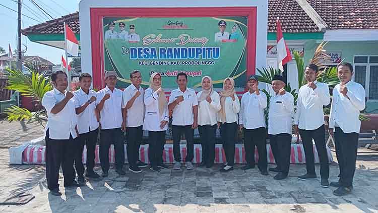 RANDUPITU JAYA: Kepala Desa Randupitu Samsul Huda bersama perangkat desa siap memajukan Desa Randupitu.