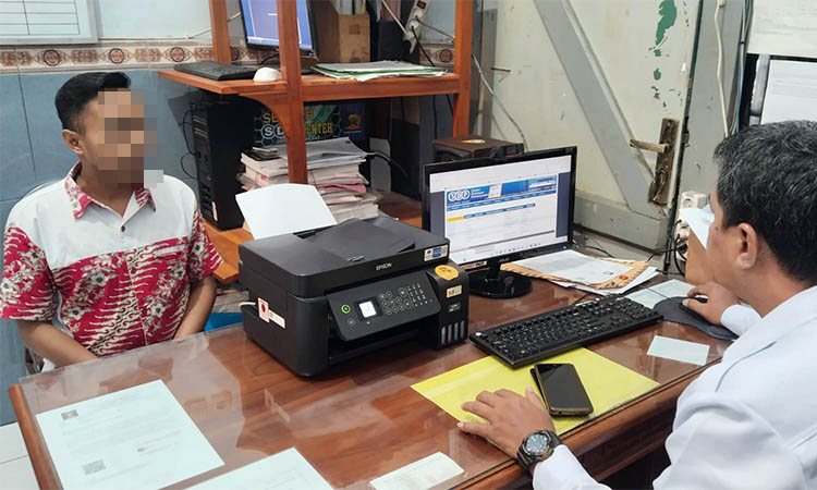 ASESMEN: Petugas saat melakukan asesmen terhadap salah satu warga binaan Lapas Pasuruan. Hal ini dilakukan, untuk mendeteksi perilaku WB.