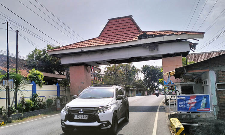 MEMPRIHATINKAN: Gapura perbatasan Pandaan-Prigen yang kondisinya semakin parah. Hal itu, lantaran tak ada pembenahan dari pemerintah daerah.