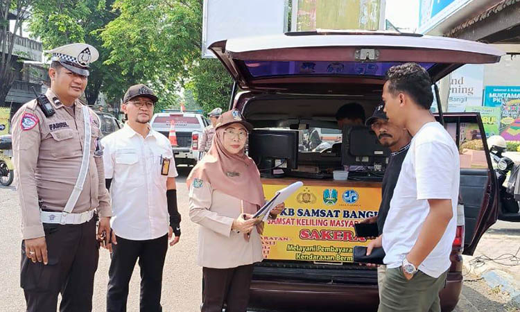 TINDAK: Petugas BPKPD Kabupaten Pasuruan, saat mengedukasi pelanggar. Razia tersebut melibatkan sejumlah pihak, baik Satlantas, Dishub serta Dispenda Jatim.