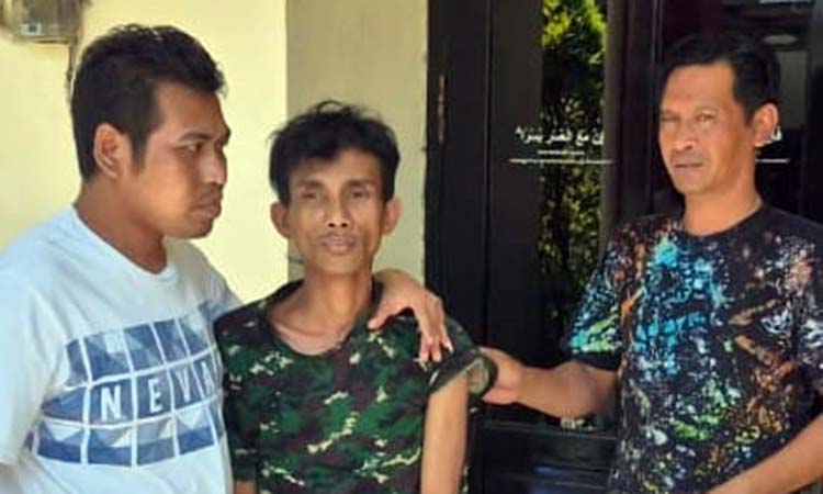 JADI TERSANGKA: M Afandi (dua dari kiri) saat diamankan petugas usai menghabisi tetangganya sendiri yang berusia 7 tahun.