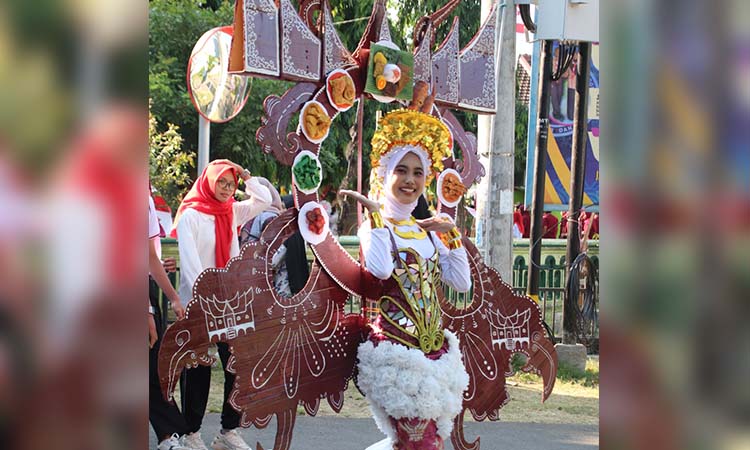JUARA I: Inilah Juara I gaun berbahan daur ulang karya peserta didik kelas XII C yang berhasil memikat hati para juri.