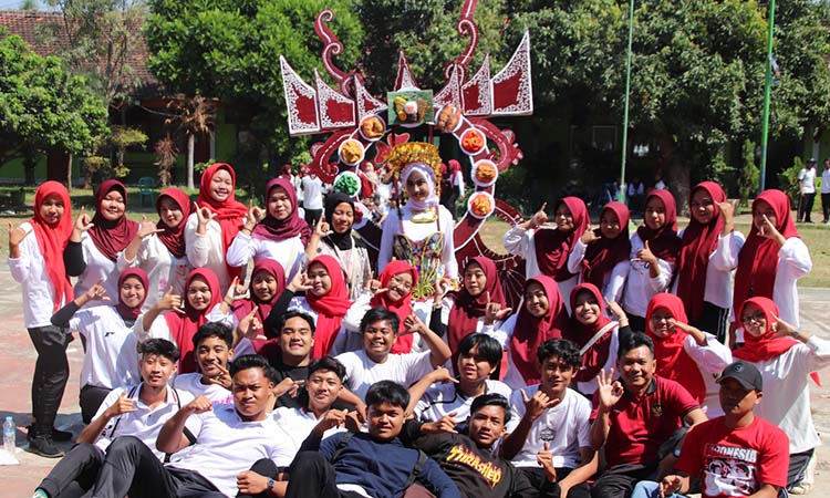 KOMPAK: Beginilah kompaknya kelas XII C tak mau ketinggalan spontan ingin mengabadikan diri dengan kostum karya bersamanya.