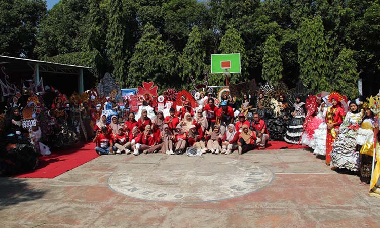KREATIF : Inilah karya kreatifnya SMA Negeri 3, penampilan 24 maskot gaun daur ulang bersama para guru.