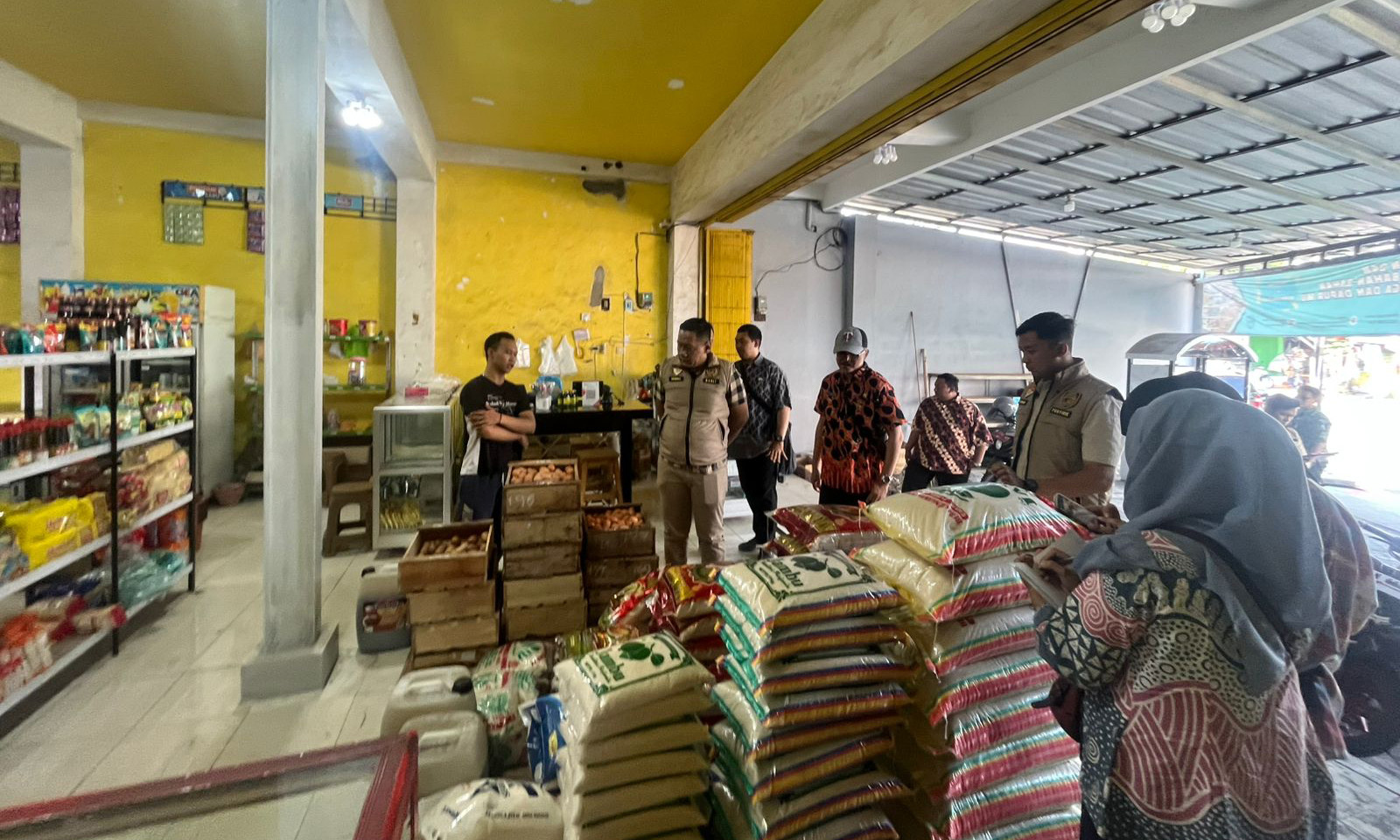 PANTAU: Pengecekan harga dan stok beras yang dilakukan tim Satgas Pangan di toko agen sembako AT di Purworejo.