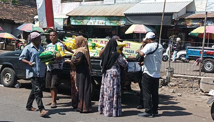 Terlihat proses penjualan beras SPHP di depan Pasar Semampir, Kraksaan, beberapa waktu lalu.