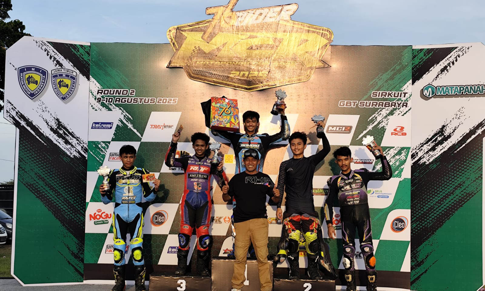 SENANG: Rasya saat menerima medali dalam ajang Nasional Matapanah Cup Race 2025 di Surabaya pada 9-10 Agustus lalu.