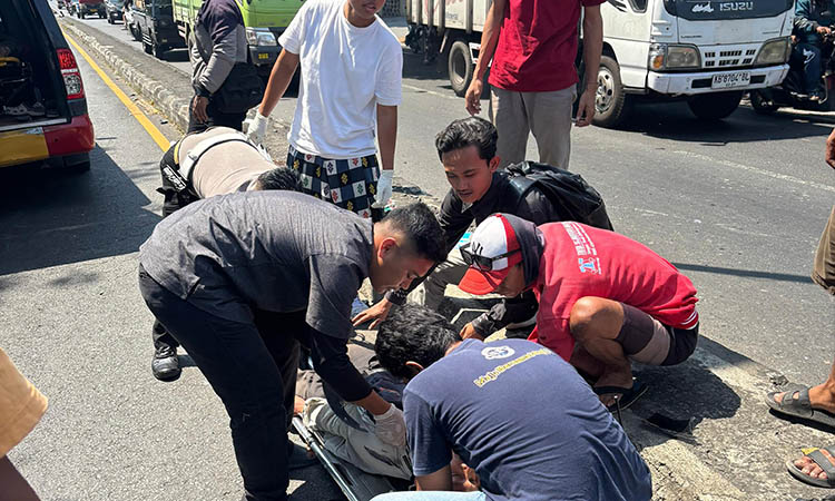 LOKASI KEJADIAN: Unit Lantas Polsek Gempol mengevakuasi kedua korban setelah kecelakaan.