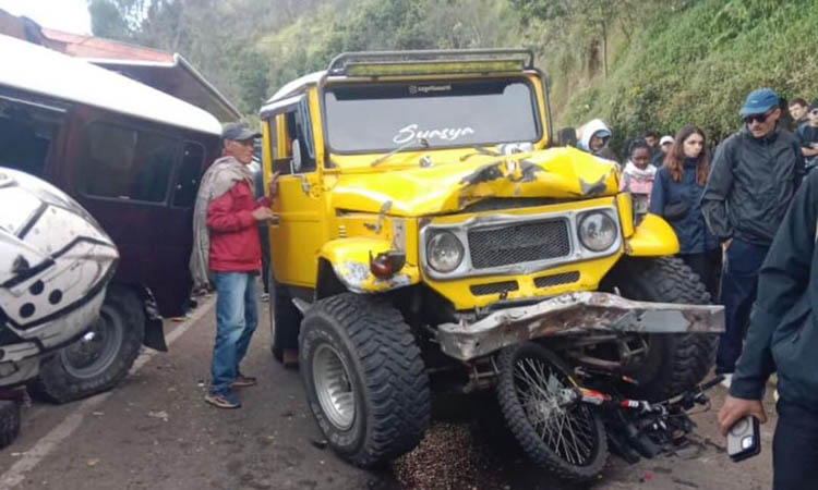 Jip yang menabrak motor, mobil dan warung setelah terlibat kecelakaan di Tosari, Sabtu (16/8) pagi.