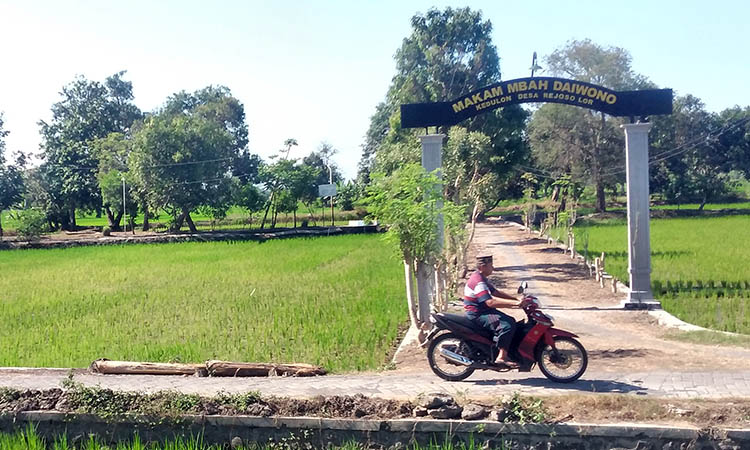 GERBANG: Jalan menuju Makam Mbah Daiwono yang berada di Rejoso Lor, Kecamatan Rejoso, Kabupaten Pasuruan. Ia dikenal sosok yang sakti.