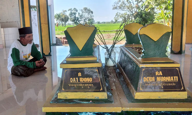 PUNDEN: Makam Mbah Daiwono yang berdampingan dengan makam istrinya. Makam tersebut kerap menjadi jujukan warga untuk berziarah berkirim doa.
