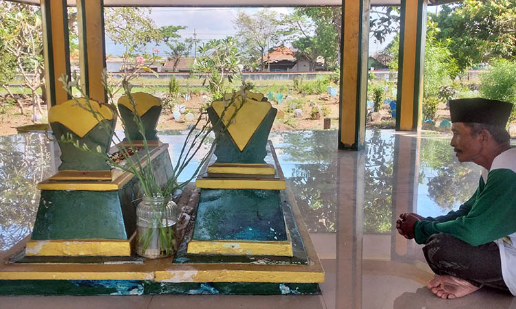 BERDOA: Salah satu warga saat berdoa di makam Mbah Daiwono. Mbah Daiwono sendiri merupakan pembabat alas Desa Rejoso Lor, Kecamatan Rejoso.