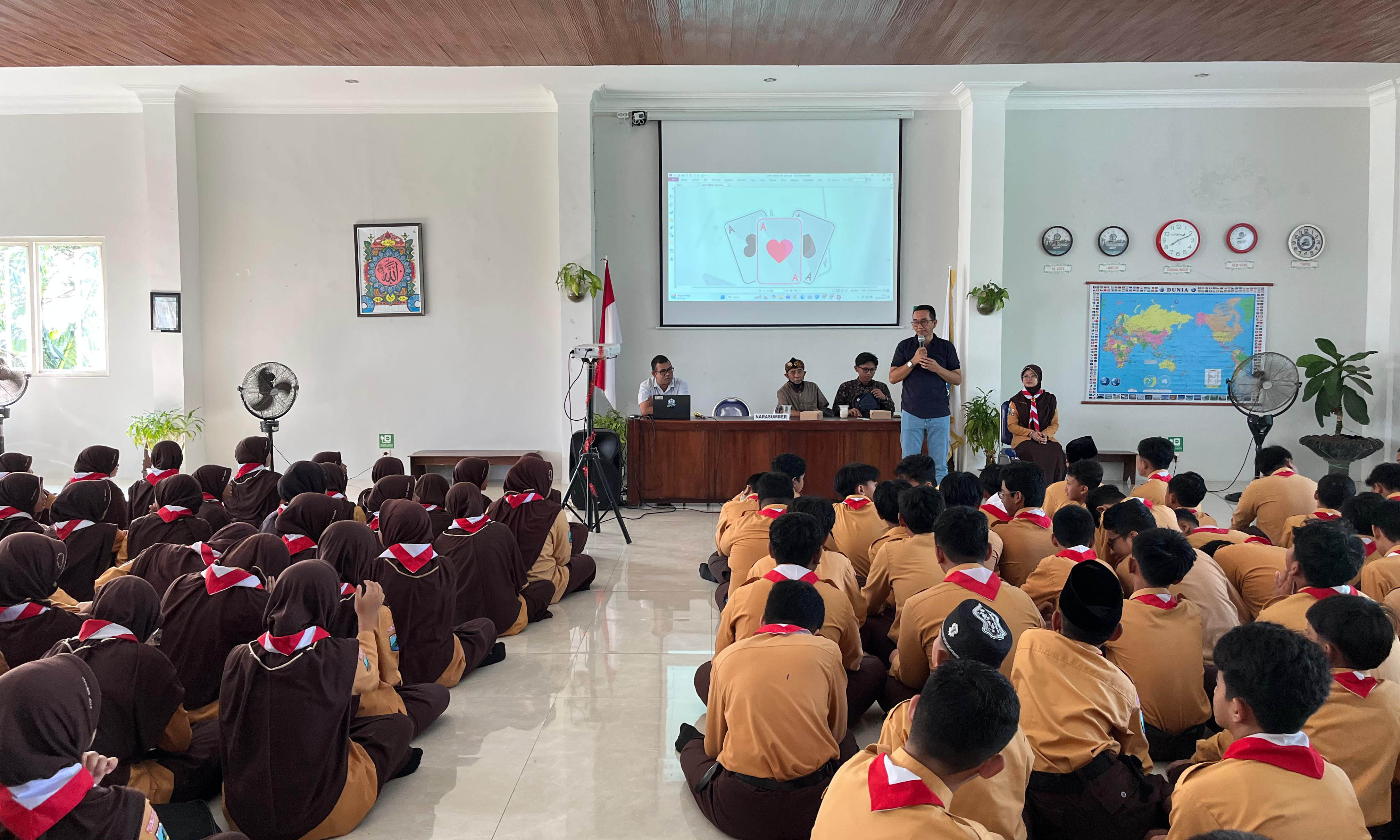 AJAK SISWA: KONI Goes To School yang digelar KONI Kota Probolinggo di salah satu sekolah untuk mengajak pelajar menjadi atlet olahraga.