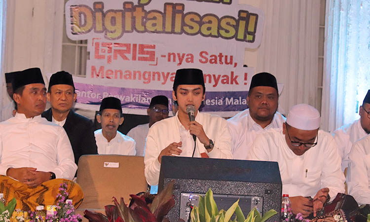 BINTANG TAMU: Kehadiran Gus Azmi semakin menghangatkan Sholawat Kebangsaan yang dihadiri ribuan pengunjung.
